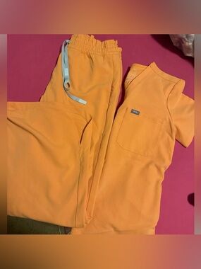 Figs Orange Scrub Set